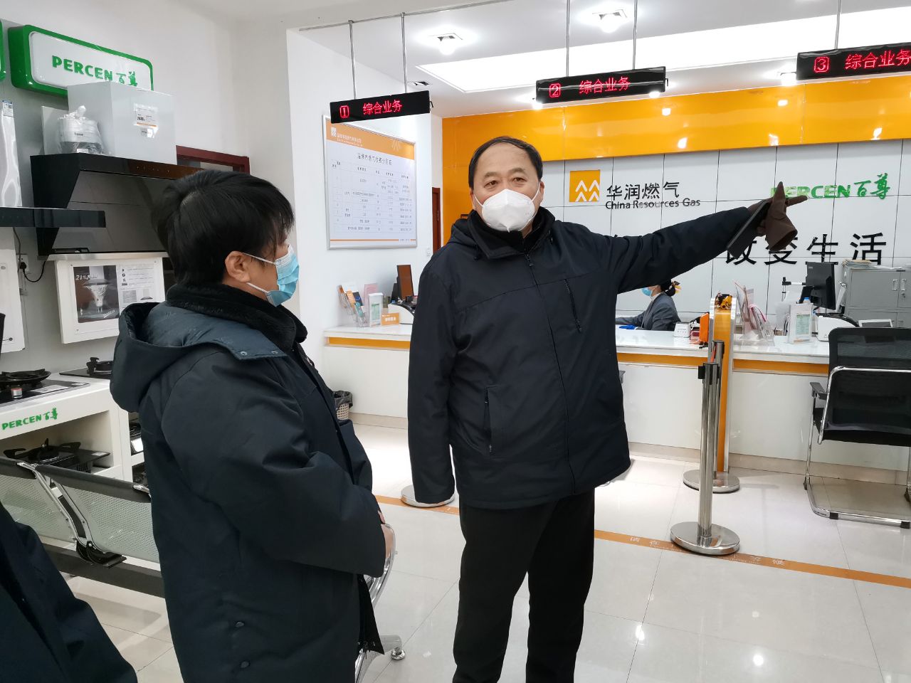 威廉体育官网网址汪德刚看望慰问春节期间值守一线干部职工(图2)